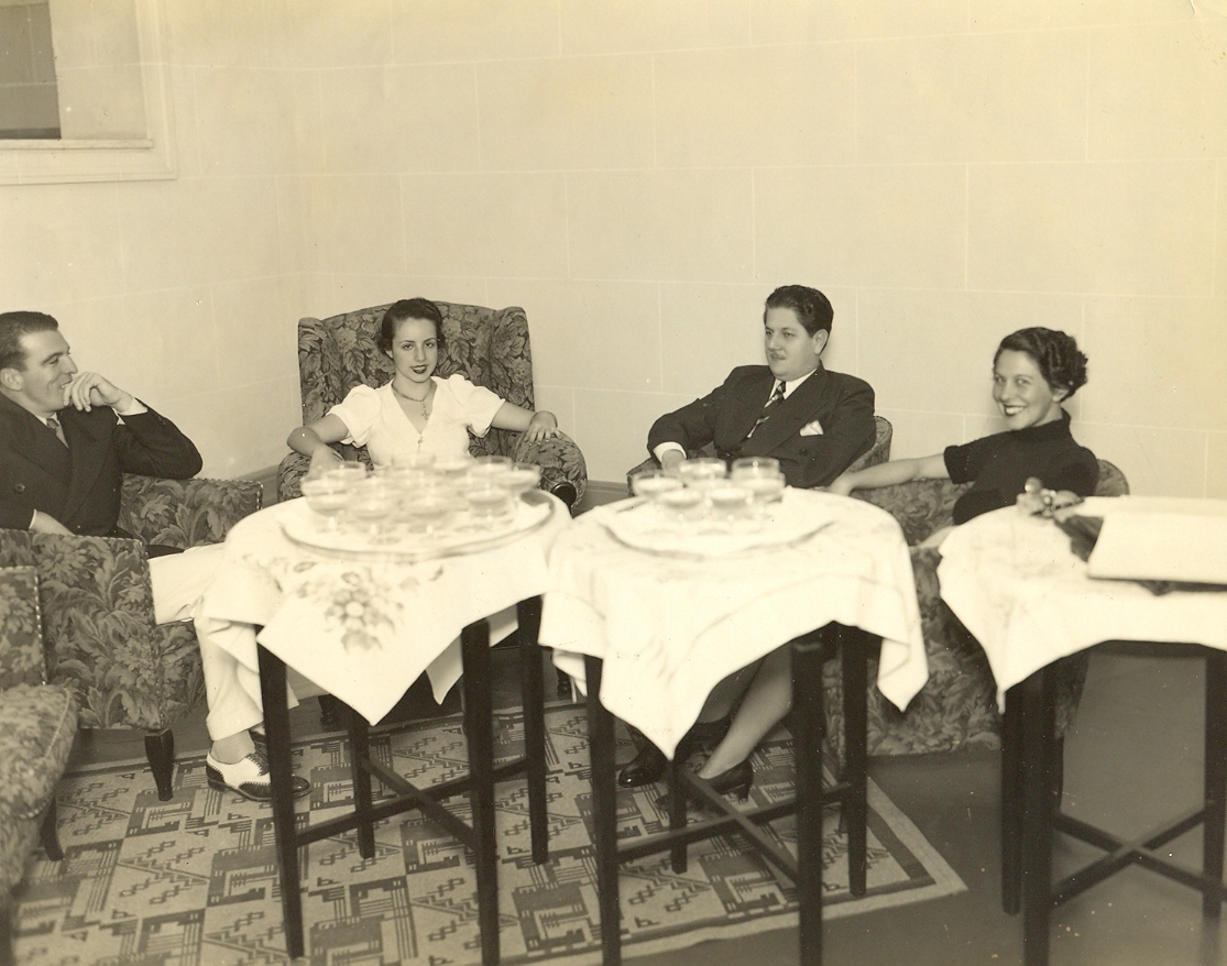 Grupo de pessoas no Palace Hotel (Dr. Benedito Valadares)