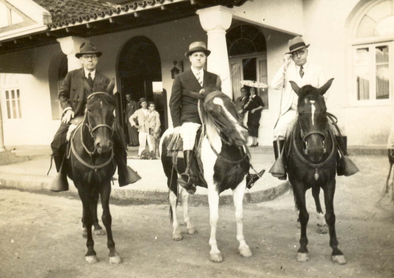 Benedito Valadares e acompanhantes a cavalo em frente ao Palace Hotel