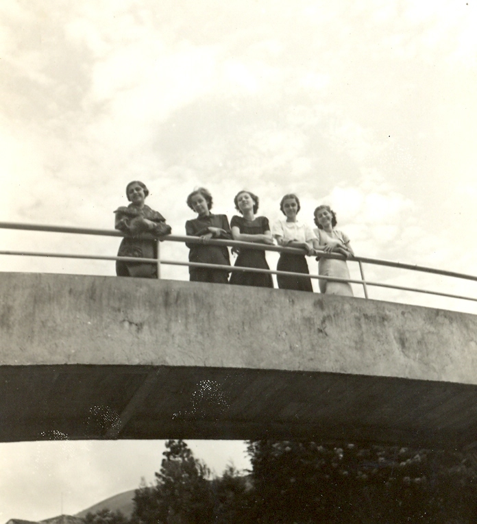 Moças sobre uma passarela