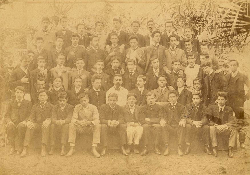 Grupo de homens não identificado