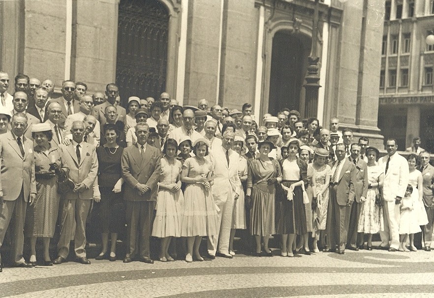 Grupo de pessoas não identificado