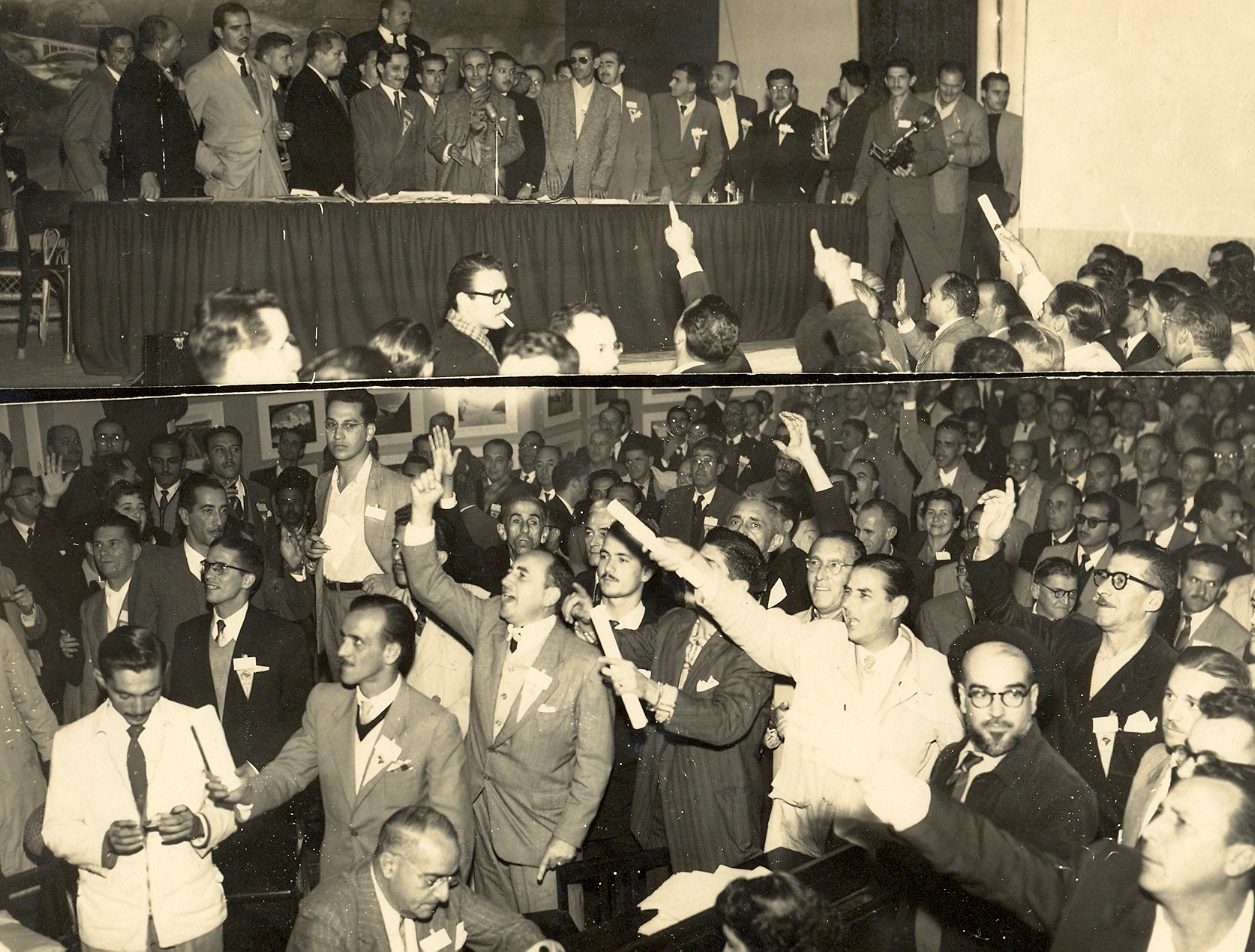 Comício popular aparecendo o presidente Getúlio Vargas