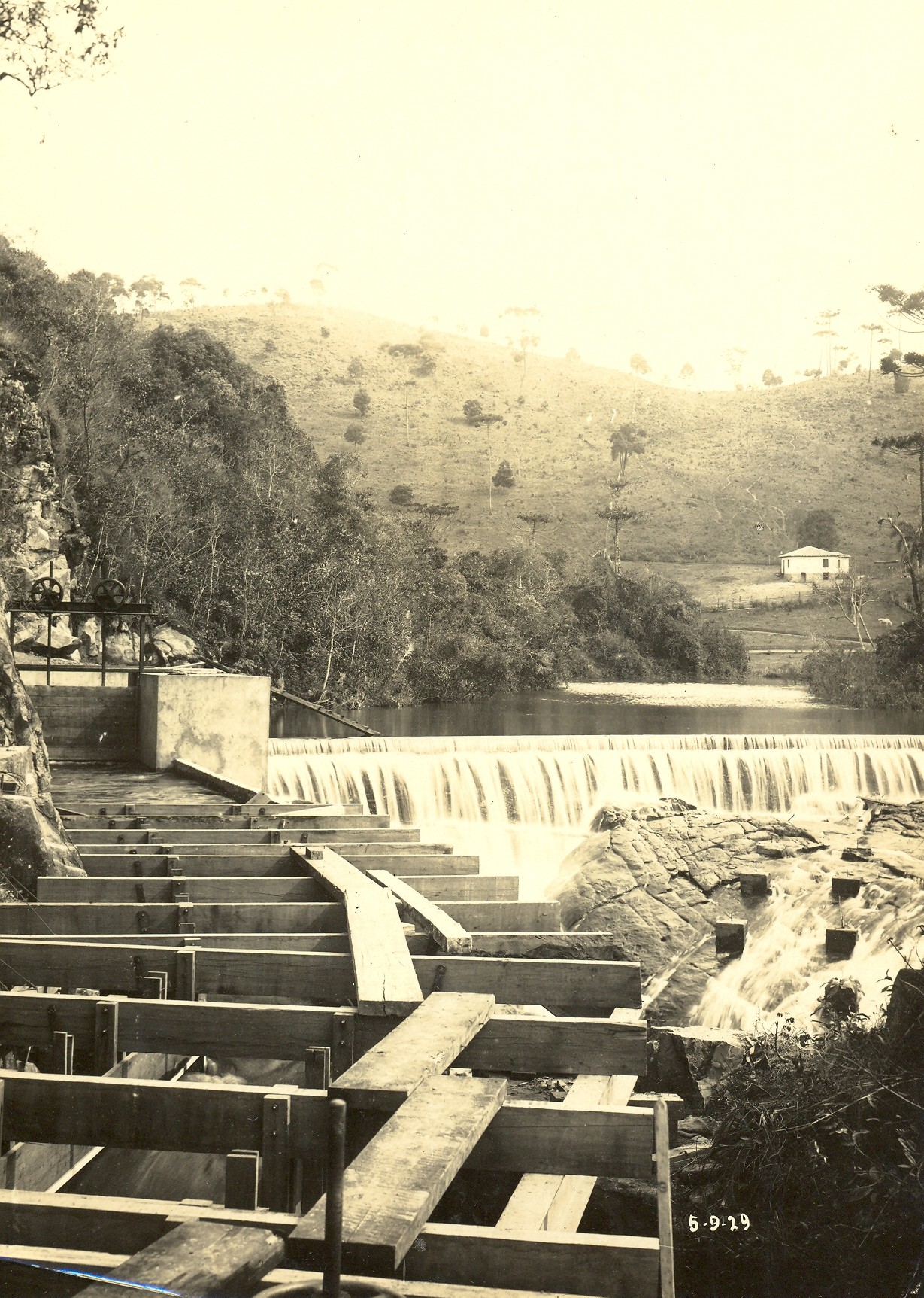 Construção do canal da Usina das Antas